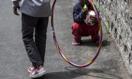 L’aggressione a un bambino che vuole guardare una neonata in carrozzina