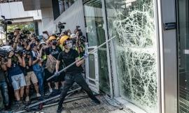Ad Hong Kong i manifestanti assaltano il parlamento cittadino