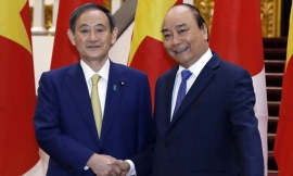 Il primo ministro giapponese Yoshihide Suga incontra il suo omologo vietnamita Nguyen Xuan Phuc.