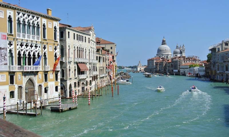 Sotto il mito, nulla?