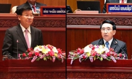 A sinistra, il presidente Thongloun Sisouli; a destra, il primo ministro Phankham Viphavanh.
