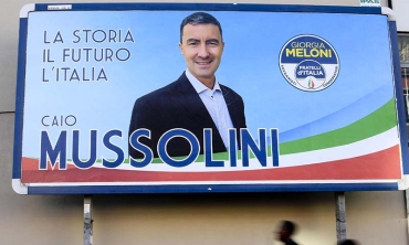 Uno dei manifesti elettorali affissi a Napoli di Caio Giulio Cesare Mussolini, pronipote di Benito Mussolini, allora candidato alle Europee con Fratelli d’Italia: scatto del 10 aprile 2019