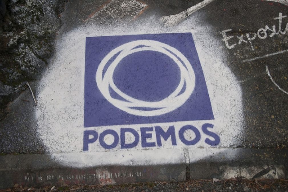 Il simbolo di Podemos in un graffito urbano