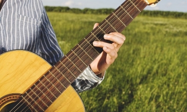 Il genio dietro il buffone: antologia sull’impegno politico nelle canzoni di Rino Gaetano