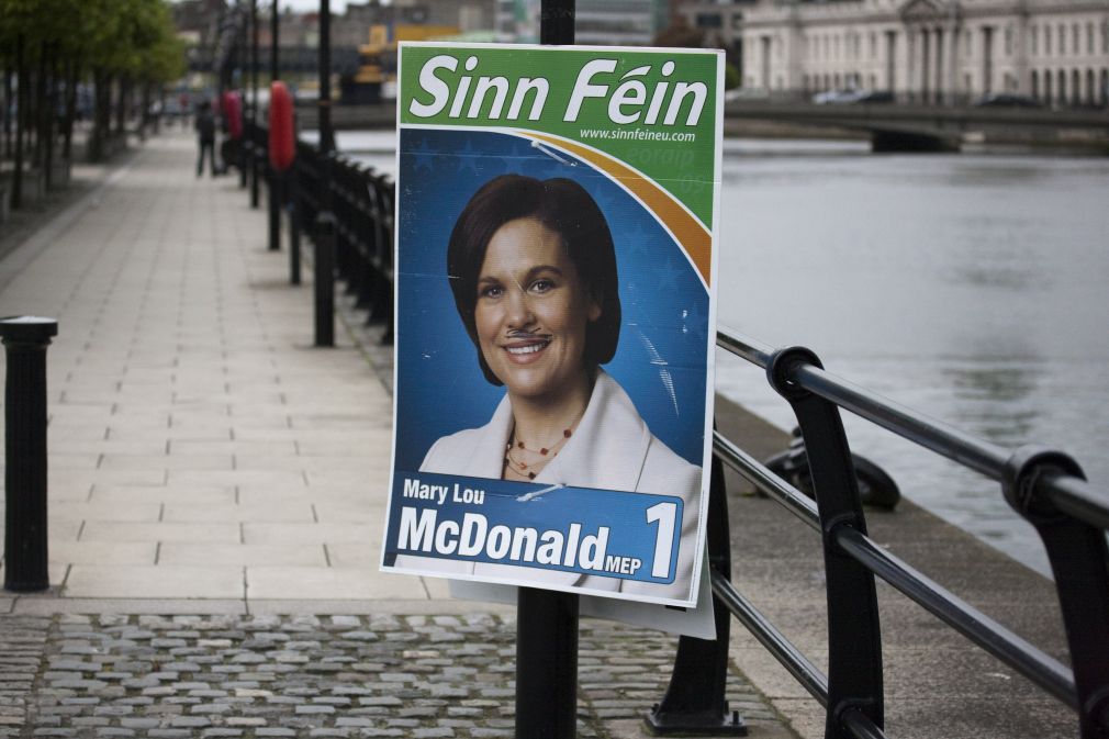 Manifesto elettorale dello Sinn Fein vandalizzato