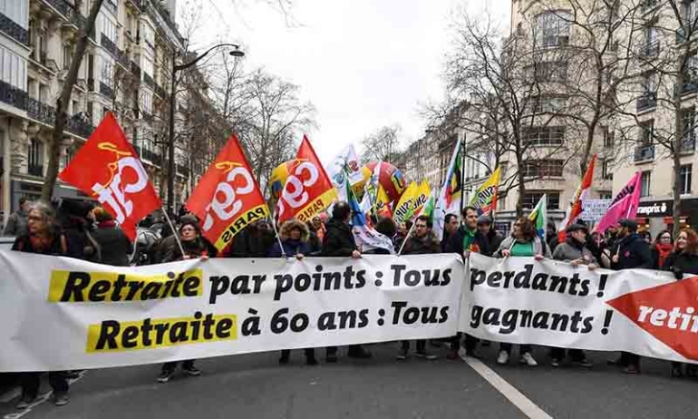 In Francia scioperano contro l'innalzamento dell'età pensionabile, in Italia i sindacati pensano alla previdenza integrativa