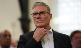 Il crollo del bipartitismo britannico: Starmer travolto tra Reform UK, Verdi e nuove sinistre