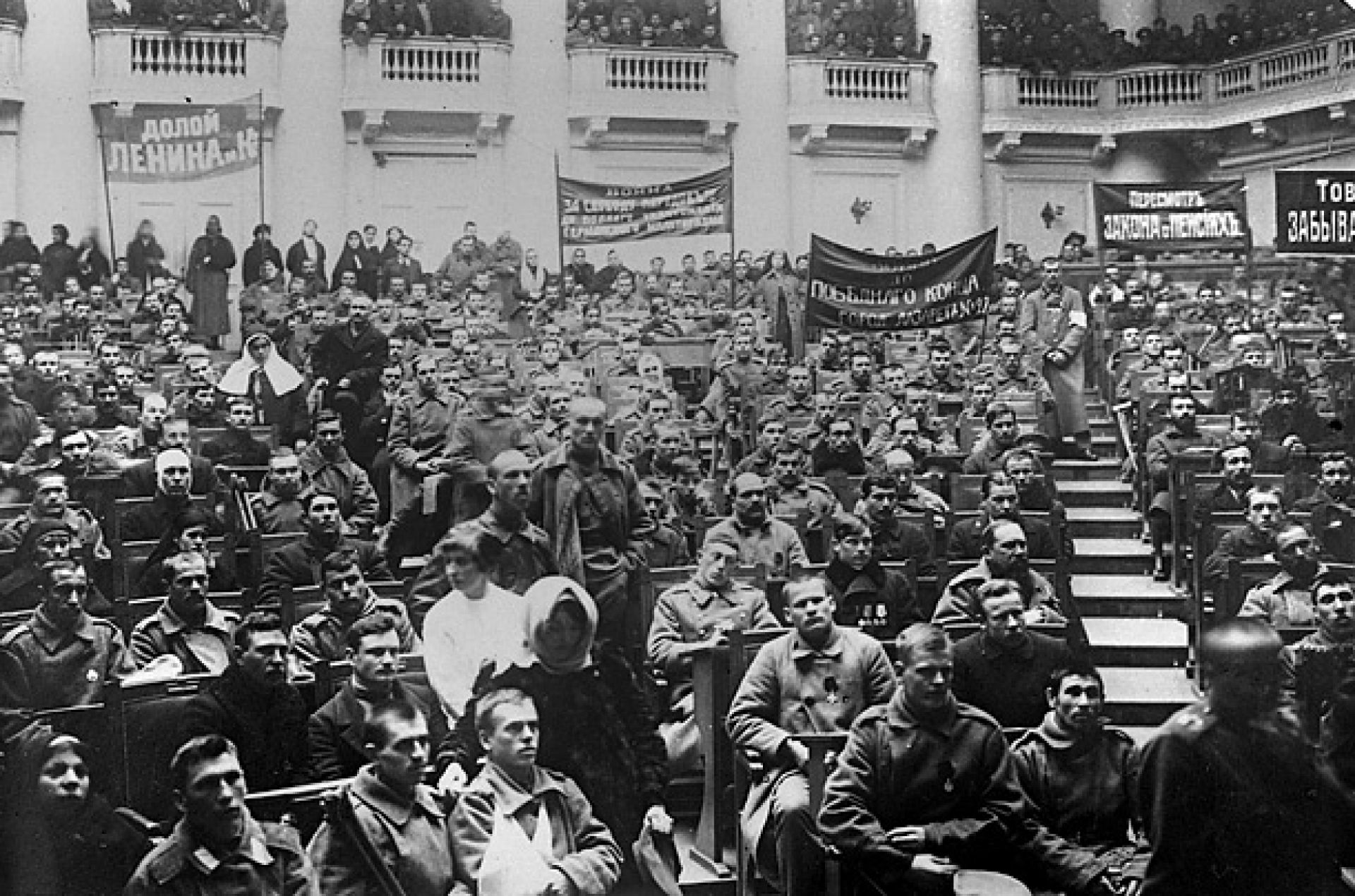 Люди революции 1917. Петросовет 1917 Февральская революция. Митинги 1917 года. Таврический дворец революция 1917. Февральская революция манифестации.