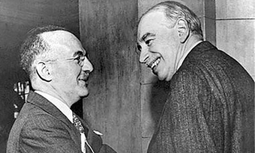 Keynes (a destra) con Harry Dexter White, alto funzionario del Tesoro statunitense e protagonista dei negoziati di Bretton Woods. https://pbs.twimg.com/media/Eb7hPJNXsAE-dox?format=jpg&name=900x900