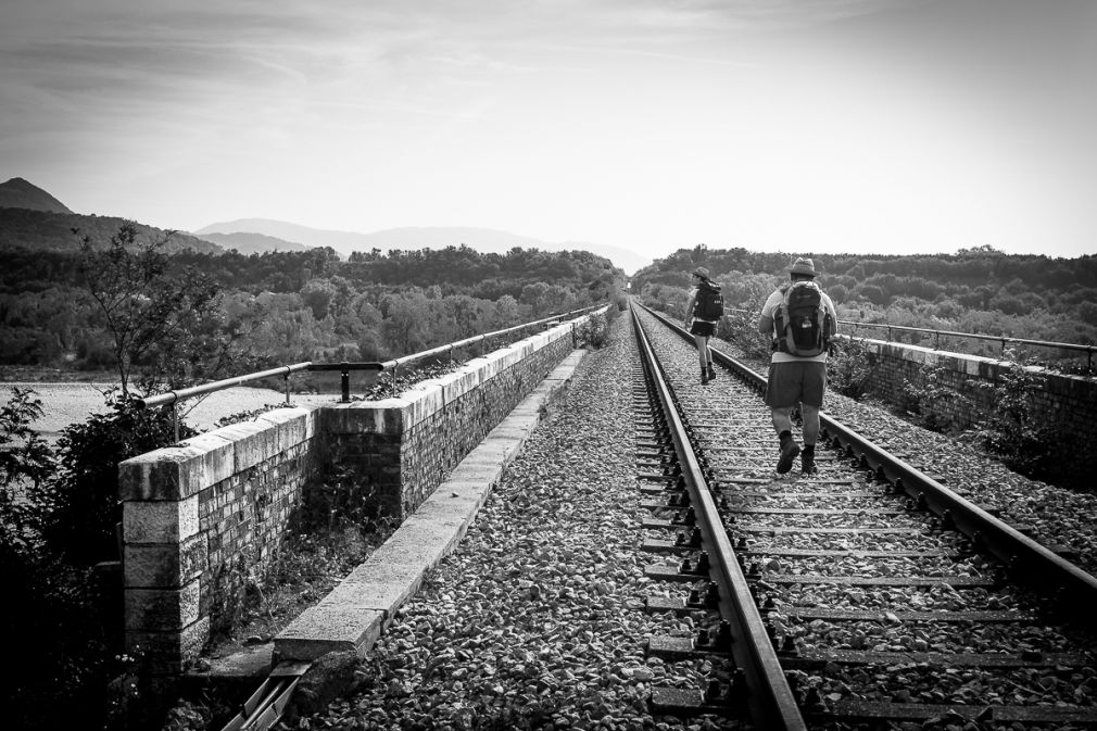 A piedi sulla strada ferrata